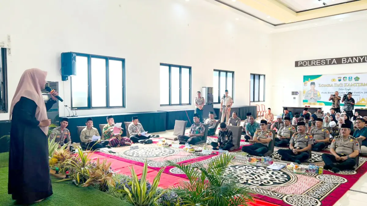 Finalis Lomba Dai Kamtibmas tampil di hadapan juri, Kapolresta Kombespol Rofiq Ripto Himawan, dan pejabat utama Polresta di Aula Rupatama, Kamis (4/6). (Bagus Rio/Radar Banyuwangi)