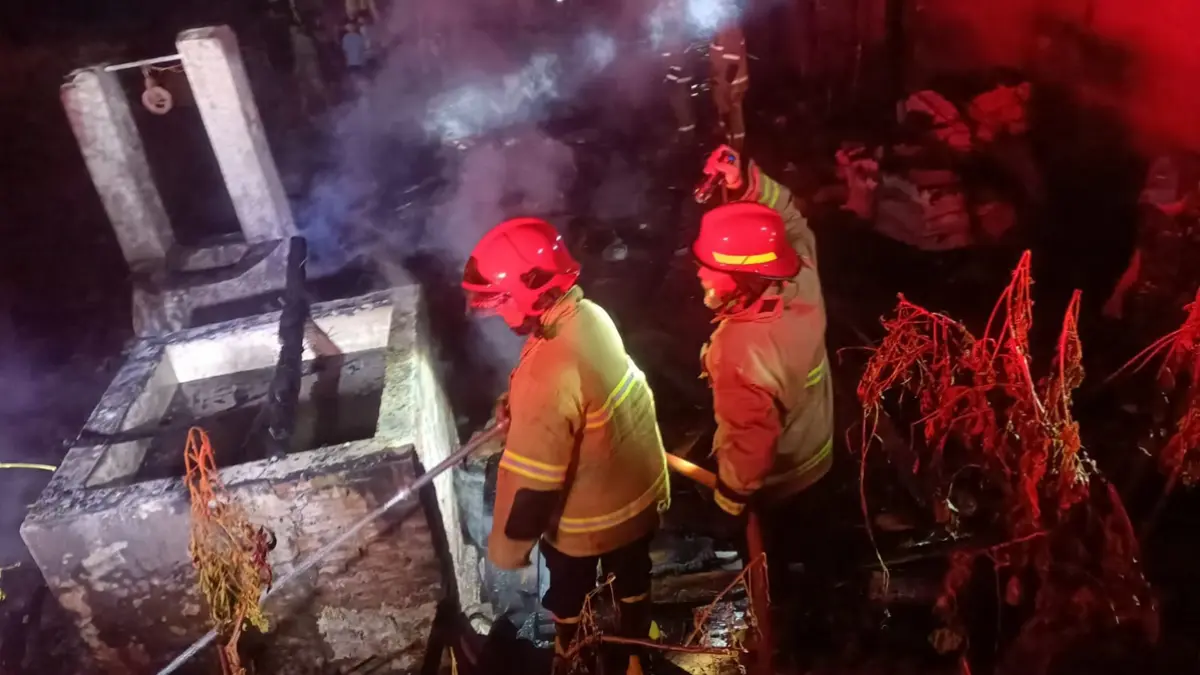 Gara-gara puntung rokok, rumah warga Sidodadi Wongsorejo dilalap api. (Fredy Rizki/Radar Banyuwangi)