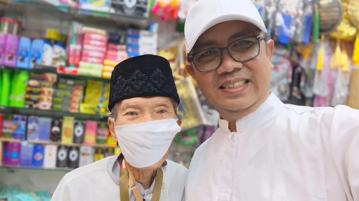 H Soejadi (songkok hitam) jamaah haji kloter 84 berfoto bersama H Akhmad Kholid Askandar jamaah haji kloter 85. Kenangan sebelum H Soejadi meninggal dunia. (Kholid Askandar for Radar Banyuwangi)