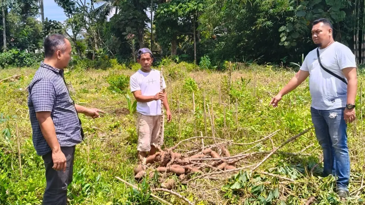 JADI TERSANGKA: Jajaran Unit Reskrim Polsek Genteng melimpahkan pelaku perusakan lahan ke Kejaksaan Negeri (Kejari) Banyuwangi, Kamis (4/6). (Dok. Polsek Genteng)