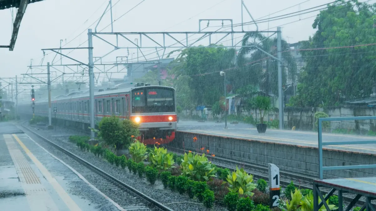 KAI dan DJKA memperkuat infrastruktur Commuter Line Rangkasbitung setelah tingkat okupansi mencapai 161 persen. (Pexels/ERFIN EKARANA)