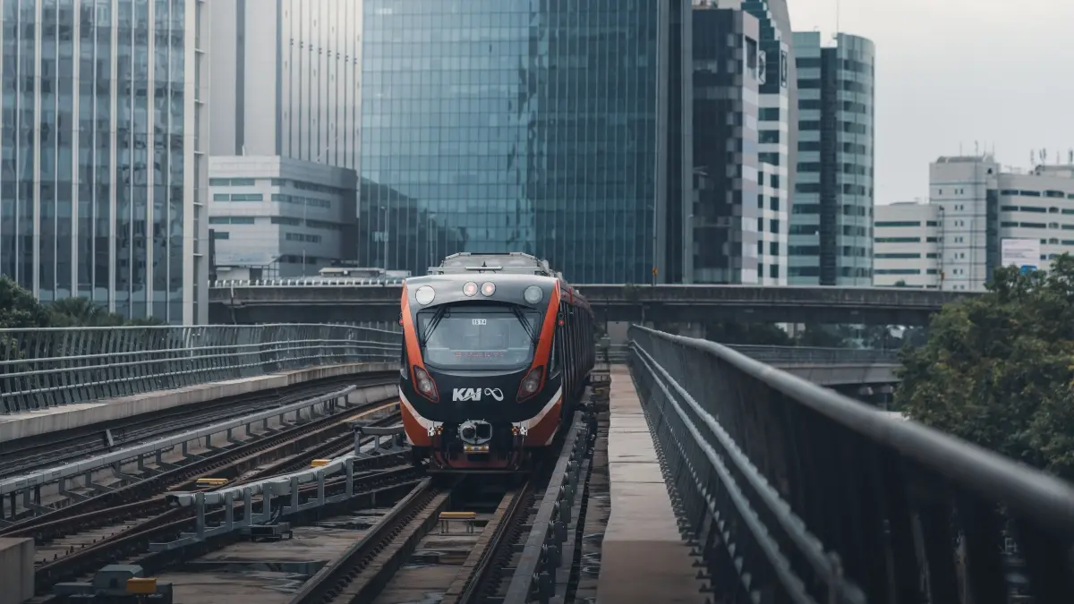 KAI menambah perjalanan LRT Jabodebek saat jam sibuk pagi melalui kereta tambahan. (Pexels/Defrino Maasy)