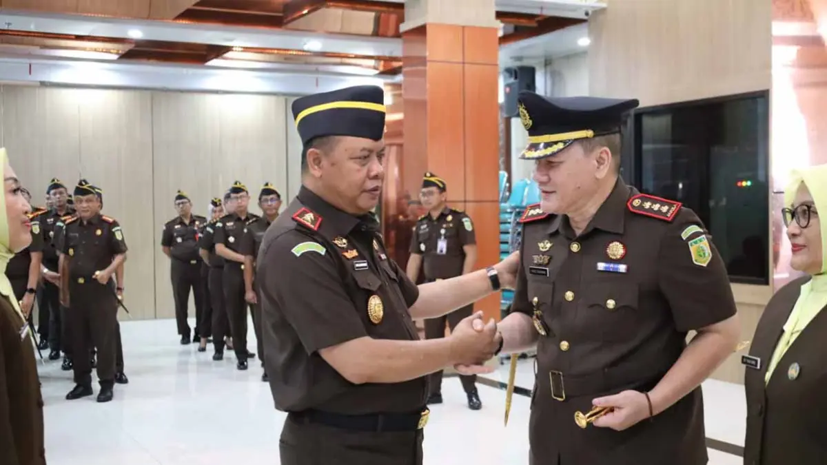 Kajati Jatim Abdul Qohar memberikan ucapan selamat kepada Kajari Banyuwangi yang baru Farid Gunawan dalam pelantikan di Aula Sasana Adhyaksa, Kamis (4/6). (Kejari Banyuwangi)