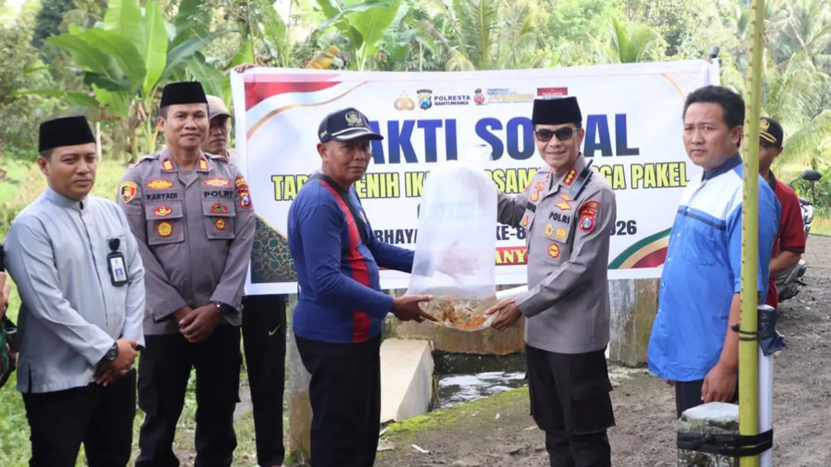 Kapolresta Banyuwangi menebar benih ikan di Desa Pakel, Licin, dalam rangka HUT Bhayangkara ke-80. (Humas Polresta Banyuwangi)