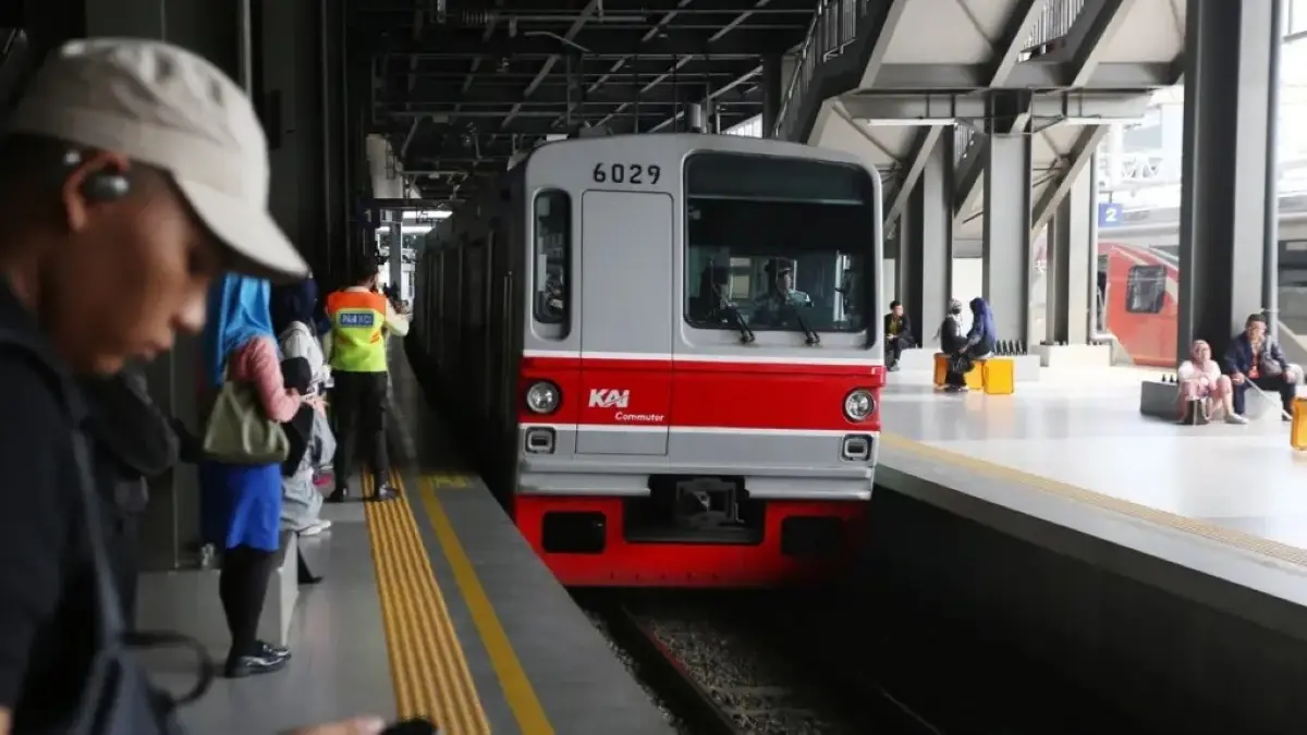 Kebakaran di dekat jalur rel kawasan Tanah Abang, Jakarta Pusat, menyebabkan perjalanan KRL Tanah Abang-Duri dan lintas Cikarang terganggu. (JawaPos.com)
