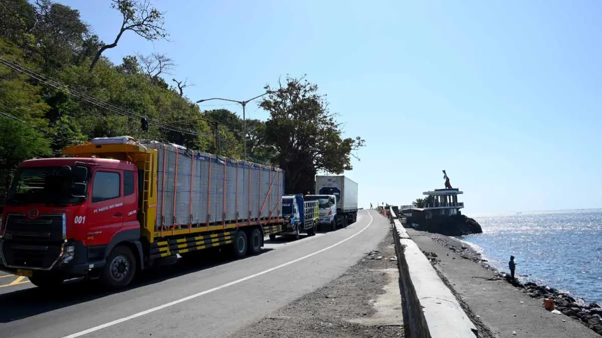 Kemacetan panjang kembali terjadi di sepanjang jalan arteri menuju Pelabuhan ASDP Ketapang, Jumat (5/6). Ekor kemacetan sejauh 6,2 kilometer ke arah utara Pelabuhan Ketapang, tepatnya di kawasan Watudodol. (Ramada Kusuma/Radar Banyuwangi)