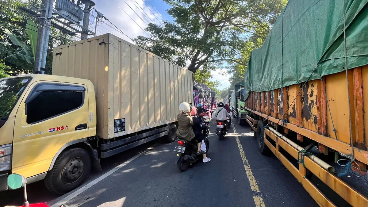 Kemacetan panjang terjadi di Pelabuhan Ketapang Banyuwangi. Antrean kendaraan logistik dan bus mengular hingga Watu Dodol sejak Kamis malam. (Ramada Kusuma/Radar Banyuwangi)