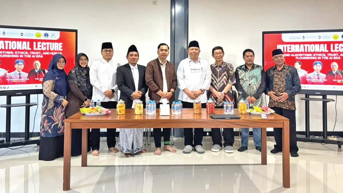 Rektor UI Cordoba Banyuwangi Prof Agus Trihartono bersama Dewan Pengasuh Yayasan Pondok Pesantren Mabadi’ul Ihsan KH Rohmatullah Dimyati, dan Ketua Lakpesdam PCNU Purnomo usai mengikuti International Lecture yang menghadirkan keynote speaker Assc Prof Hai Herjanto dari Marymount University USA dan Assoc Prof Suyatno Ladigi dari UNISZA Malaysia, Jumat (5/6). (Alda Safira for Radar Banyuwangi)