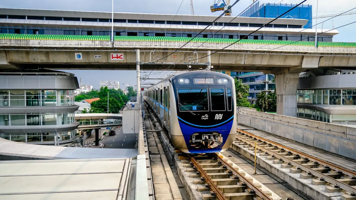 MRT Jakarta menargetkan uji coba operasional jalur Bundaran HI–Monas pada Juni 2027. (Pexels/Noval Gani)
