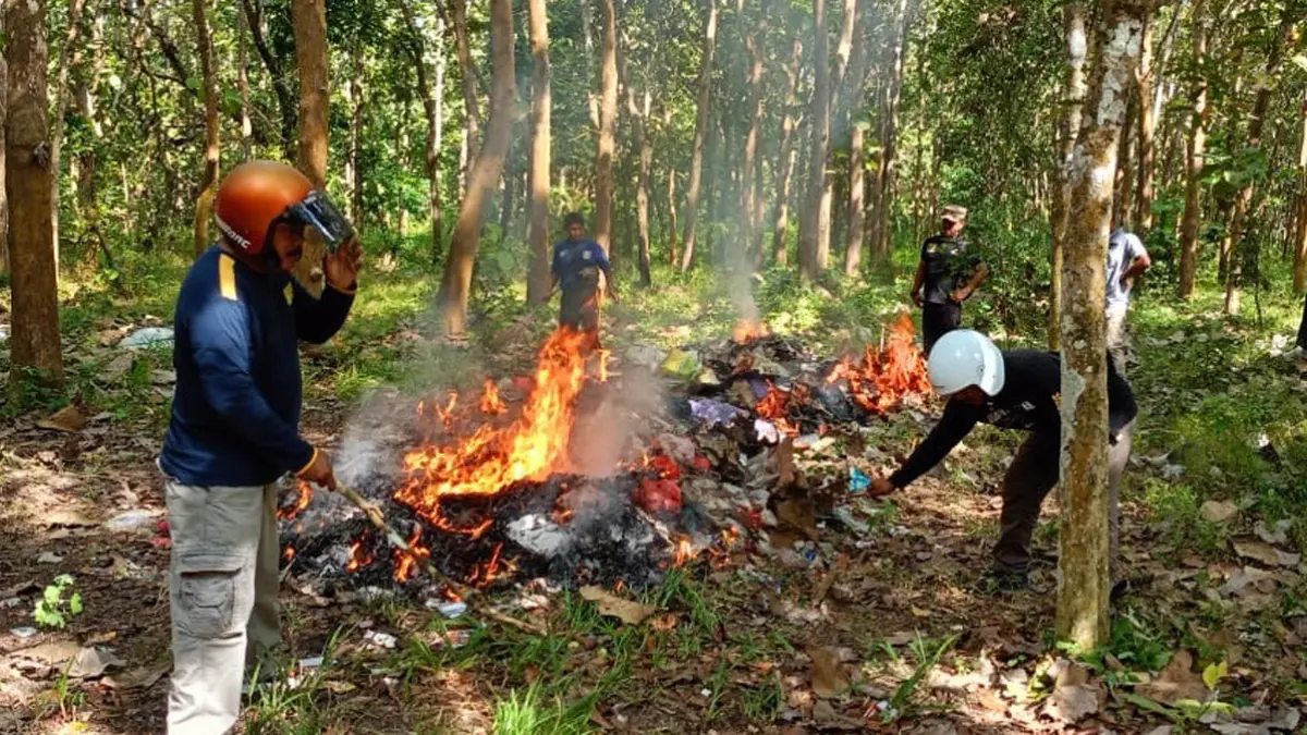 Petugas Kecamatan Pesanggaran melakukan pembersihan di sekitar Pantai Lampon di Desa/Kecamatan Pesanggaran, Jumat (5/6). (Suryono for Radar Banyuwangi)