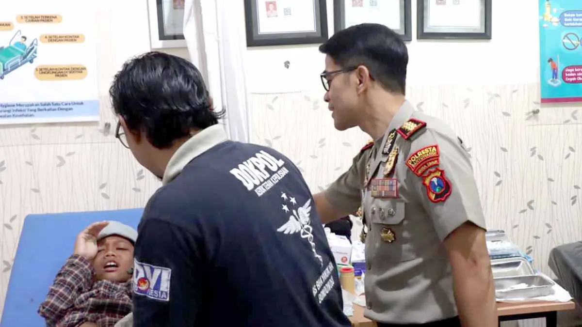 Polresta Banyuwangi menggelar khitan massal gratis bagi 30 anak dalam rangka Hari Bhayangkara ke-80. (Humas Polresta Banyuwangi)