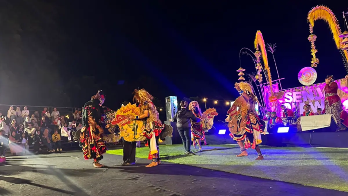 Ribuan Wisatawan Padati Jaranan Senja di Tamansuruh, Banyuwangi Hadirkan Wajah Baru Seni Tradisi. (banyuwangitourism.com)