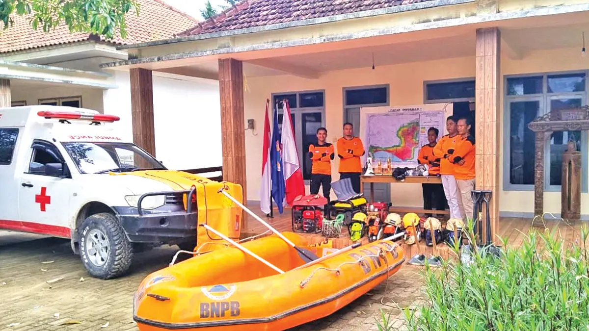 SIAGA: Anggota FPRB mempersiapkan peralatan penanggulangan bencana di Desa Sarongan, Kecamatan Pesanggaran, Kamis (4/6). (Feri for Radar Banyuwangi)