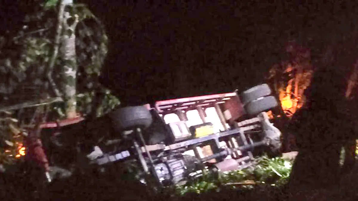 TERBALIK: Truk bernomor polisi AG-9556-KG terperosok ke bibir jembatan Desa Segobang, Kecamatan Licin, Rabu malam (3/6). (Ramada Kusuma/Radar Banyuwangi)