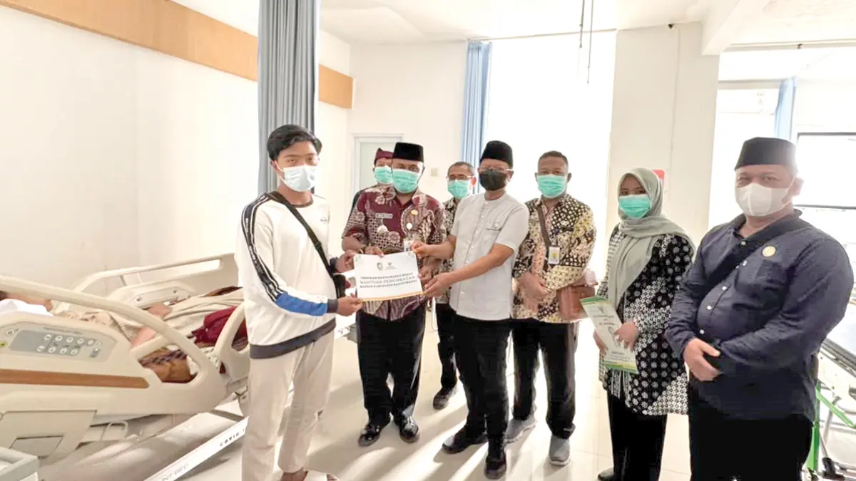 Ketua Baznas Banyuwangi Dwi Yanto, Wakil Ketua Bidang Pengumpulan Elly Irwan Suryanto, Perwakilan UPZ Kecamatan Banyuwangi Latipah bersama Camat Banyuwangi Andik Basuki, Sekcam Fatah Hidayat, dan Lurah Kampung Melayu Aris menyerahkan bantuan biaya pengobatan kepada pasien Dyva Ayu Wandira di RSUD Blambangan, Kamis (4/6). (Baznas Banyuwangi)