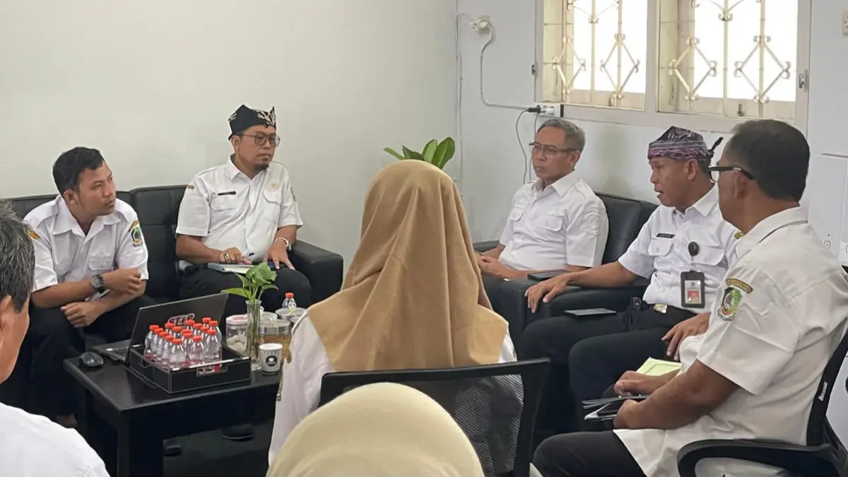 Usai dilantik sebagai Sekda Banyuwangi, Suyanto Waspo Tondo Wicaksono langsung bergerak memperkuat tata kelola pemerintahan dan pelayanan publik. (banyuwangikab.go.id)