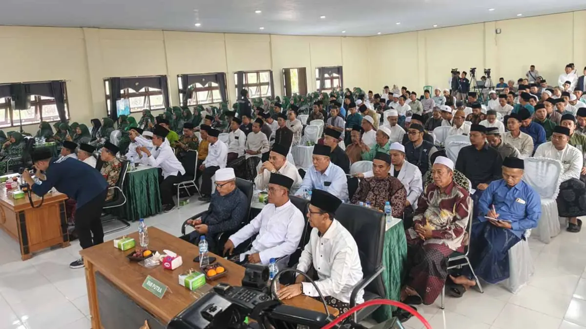 KH Munib Syafaat alias Gus Munip dikukuhkan sebagai ketua RMI Banyuwangi di Auditorium Kampus 2 KH Mukhtar Syafaat (UIMSYA) Blokagung, Sabtu (6/6). (Zamrozi Wahyu/Radar Banyuwangi)