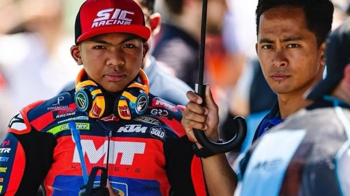 Pembalap Malaysia, Hakim Danish Ramli, bersama mentornya, Zulfahmi Khairuddin, menjelang balapan Moto3 Thailand 2026. (INSTAGRAM.COM/MSIRACINGTEAM_MOTOGP)