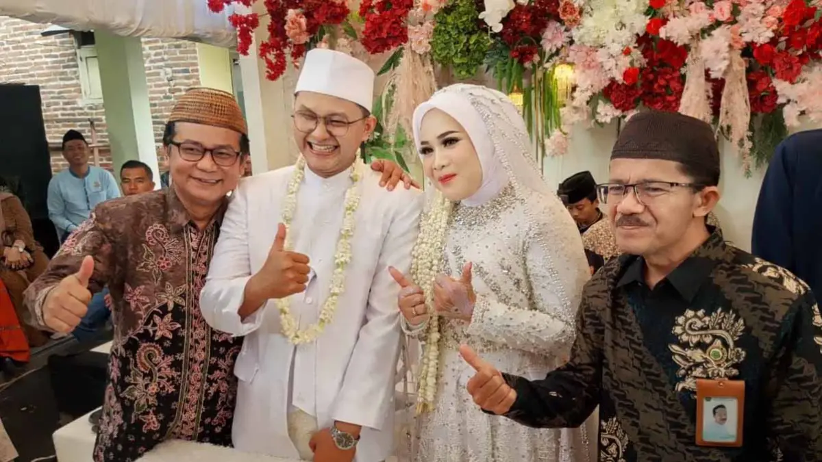 PILIH HARI HOKI: Muhammad Angga Ibadillah, staf Seksi Bimas Islam Kemenag Banyuwangi, melangsungkan pernikahan di Srono, Jumat (5/6) lalu. (Kemenag Banyuwangi)