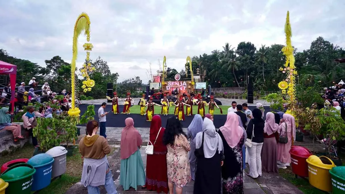 Ribuan Wisatawan Serbu Senja di AWT Banyuwangi, Gandrung hingga Vita Alfia Jadi Magnet Liburan Akhir Pekan. (banyuwangikab.go.id)