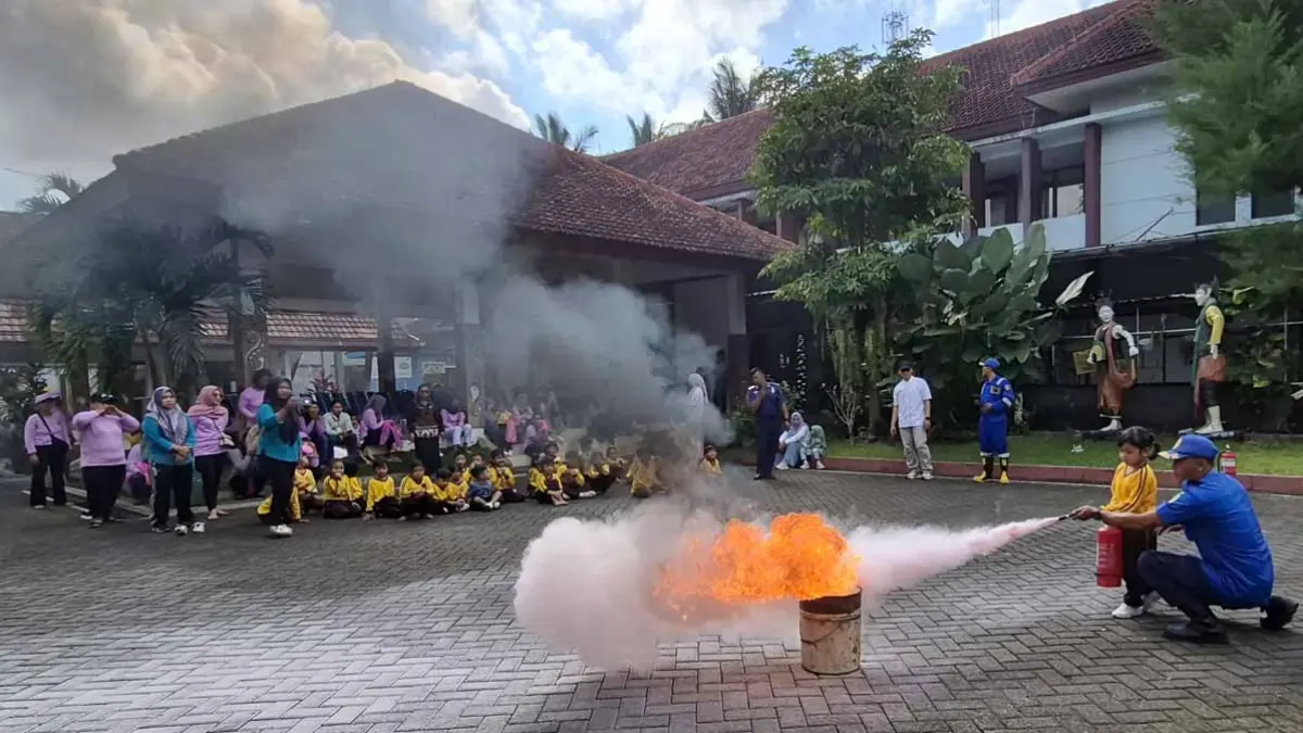Siswa TK diberi edukasi tentang teknik pemadam kebakaran. Sepulang sekolah, mereka bisa langsung membawa pulang Kartu Identitas Anak (KIA) di Kantor Camat Genteng, Sabtu (6/6). (Salis Ali/Radar Banyuwangi)