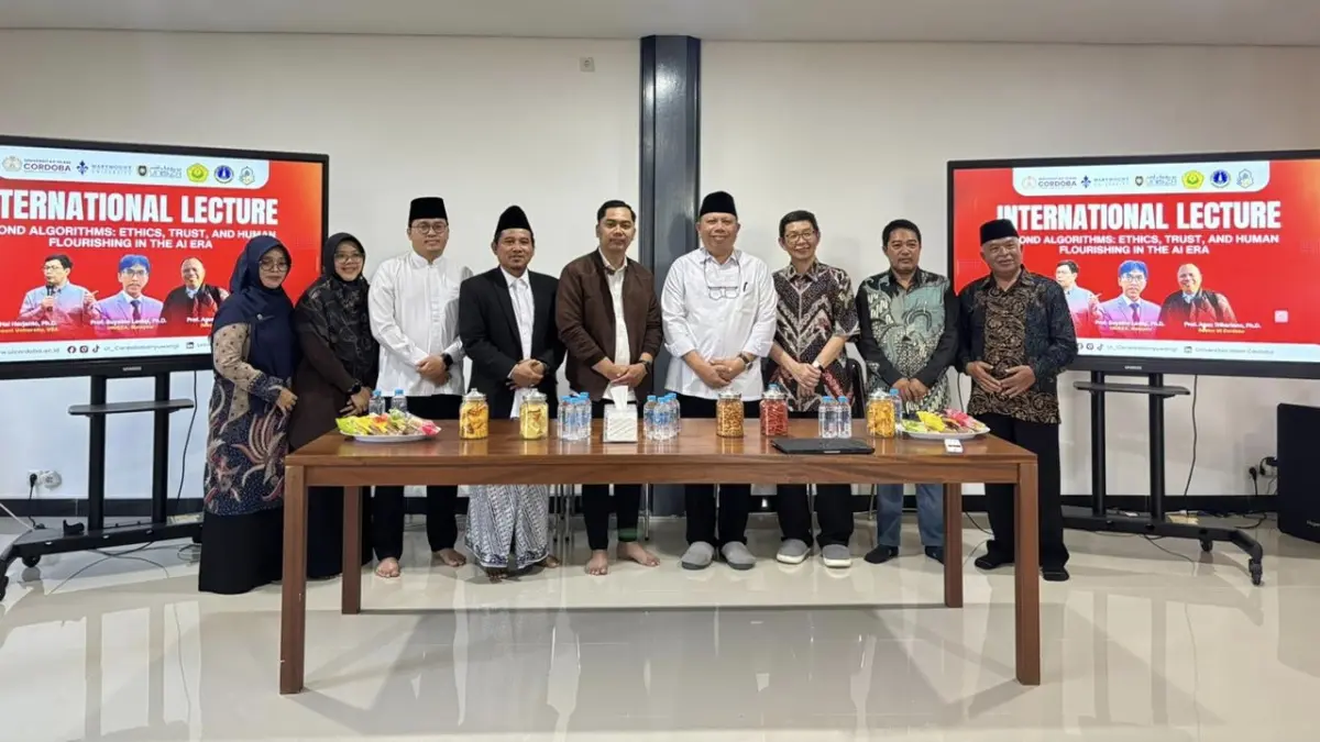 Rektor UI Cordoba Banyuwangi Prof Agus Trihartono bersama Dewan Pengasuh Yayasan Pondok Pesantren Mabadi’ul Ihsan KH Rohmatullah Dimyati, dan Ketua Lakpesdam PCNU Purnomo usai mengikuti International Lecture yang menghadirkan keynote speaker Assc Prof Hai Herjanto dari Marymount University USA dan Assoc Prof Suyatno Ladigi dari UNISZA  Malaysia, Jumat (5/6/2026). (Alda Safira untuk Radar Banyuwangi)