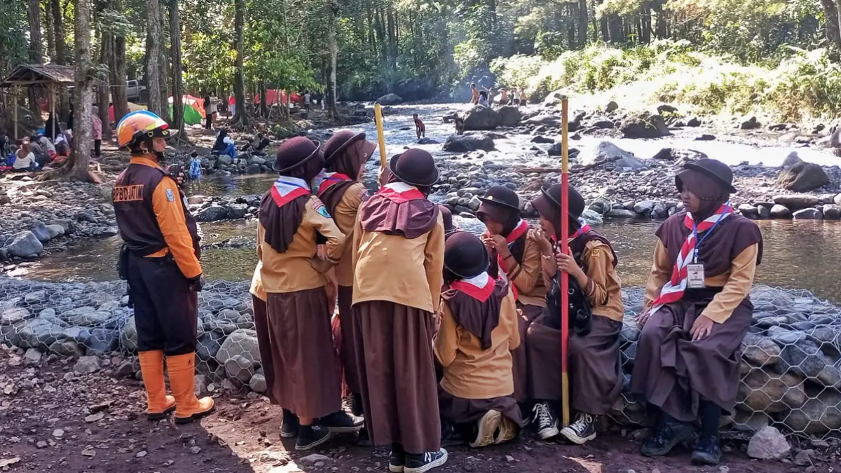 Anggota Tim Reaksi Cepat (TRC) BPBD Jatim Ismanto saat sosialisasi di Wisata Gerbang Raung, Desa Jambewangi, Kecamatan Sempu. (Ismanto for Radar Banyuwangi)