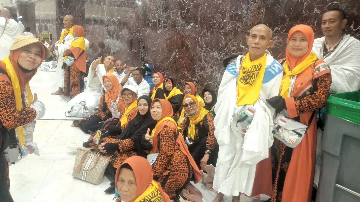 Jemaah haji Banyuwangi memanfaatkan waktu jelang ke Madinah dengan city tour dan ziarah ke lokasi bersejarah Islam di Kota Makkah. (Rijal Fahmi for Radar Banyuwangi)