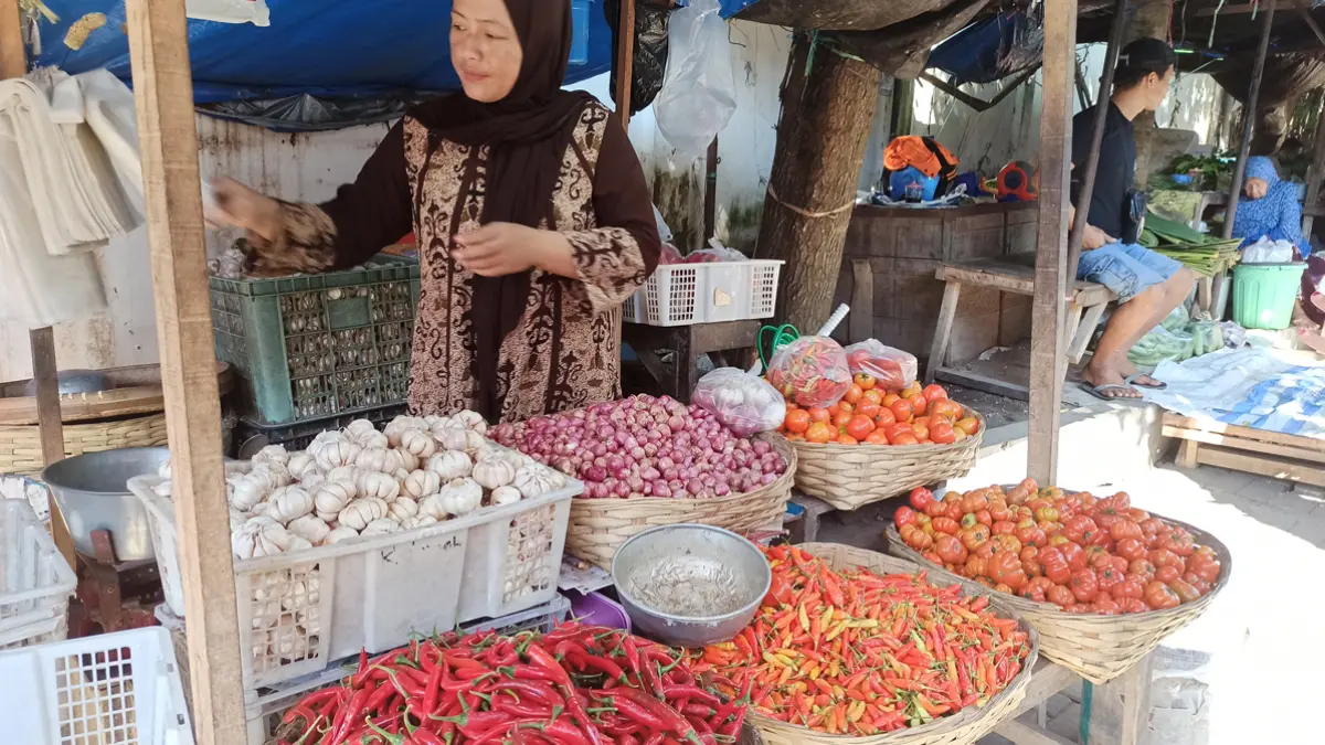 KEBUTUHAN DAPUR: Kiyama menjajakan aneka bumbu masakan di Pasar Banyuwangi, Minggu (7/6). (Sigit Hariyadi/Radar Banyuwangi)