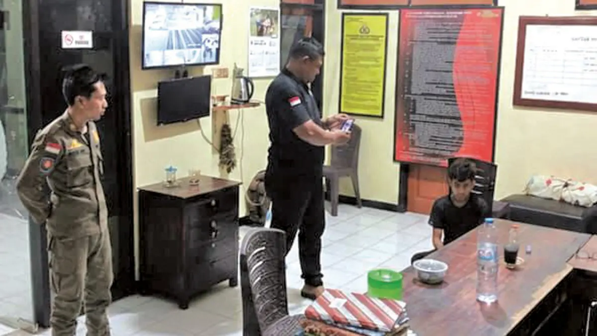 Pemuda berinisial E saat diamankan di Kantor Satpol PP Banyuwangi. Untuk penanganan lebih lanjut, pengamen yang sempat melempar gitar ke pengunjung RTH Blambangan tersebut dilimpahkan ke Polsek Banyuwangi. (Foto: Satpol PP Banyuwangi)