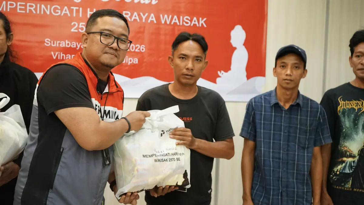 Pertamina Patra Niaga Regional Jatimbalinus menyalurkan 200 paket sembako saat peringatan Waisak 2570 BE di Vihara Dhammadipa Surabaya. (Istimewa)