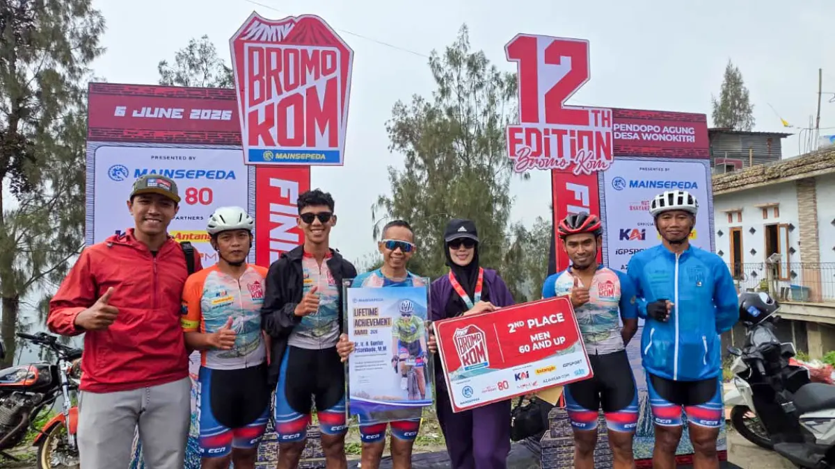 RAMADA KUSUMA/RABA
PRESTISIUS: Guntur Priambodo (empat dari kiri) didampingi sang istri menunjukkan sertifikat Lifetime Achievement Award  dan plakat Juara II kelas Men Age 60+  Bromo KOM 2026.