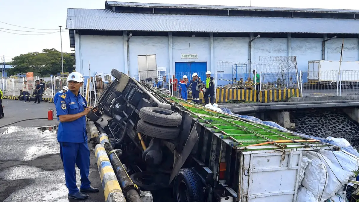 TUNGGU CRANE: Truk dari Lombok terguling di trestel 3 Pelabuhan Tanjungwangi, Minggu (7/6). (Foto: KSOP Tanjungwangi)