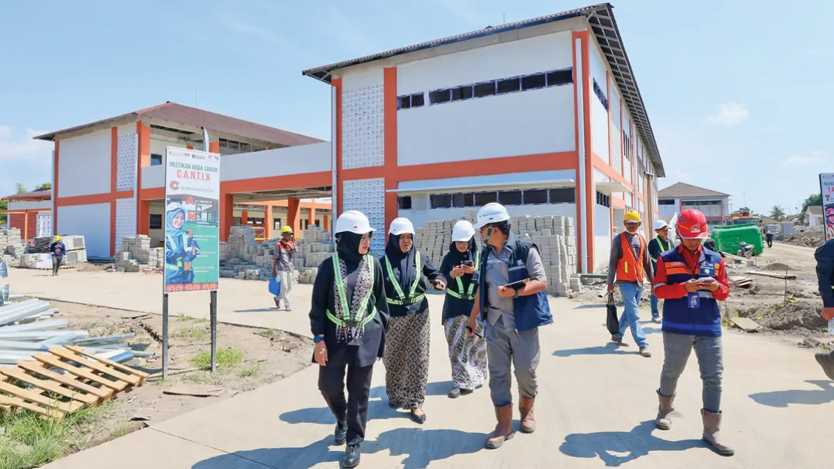 HAMPIR TUNTAS: Bupati Ipuk Fiestiandani meninjau langsung perkembangan pembangunan SR di Desa Blambangan, Kecamatan Muncar, Senin (8/6). (Humas Pemkab Banyuwangi)