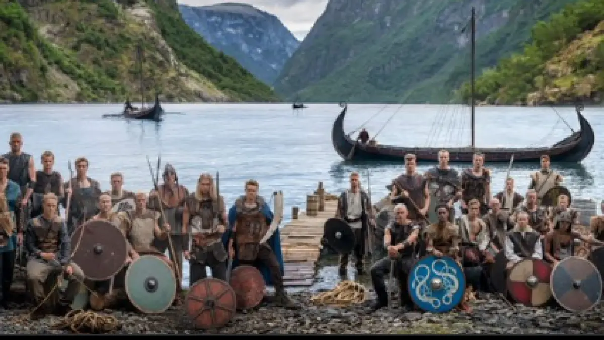 IKONIK: Skuad Norwegia berpose bersama dengan kostum ala Viking