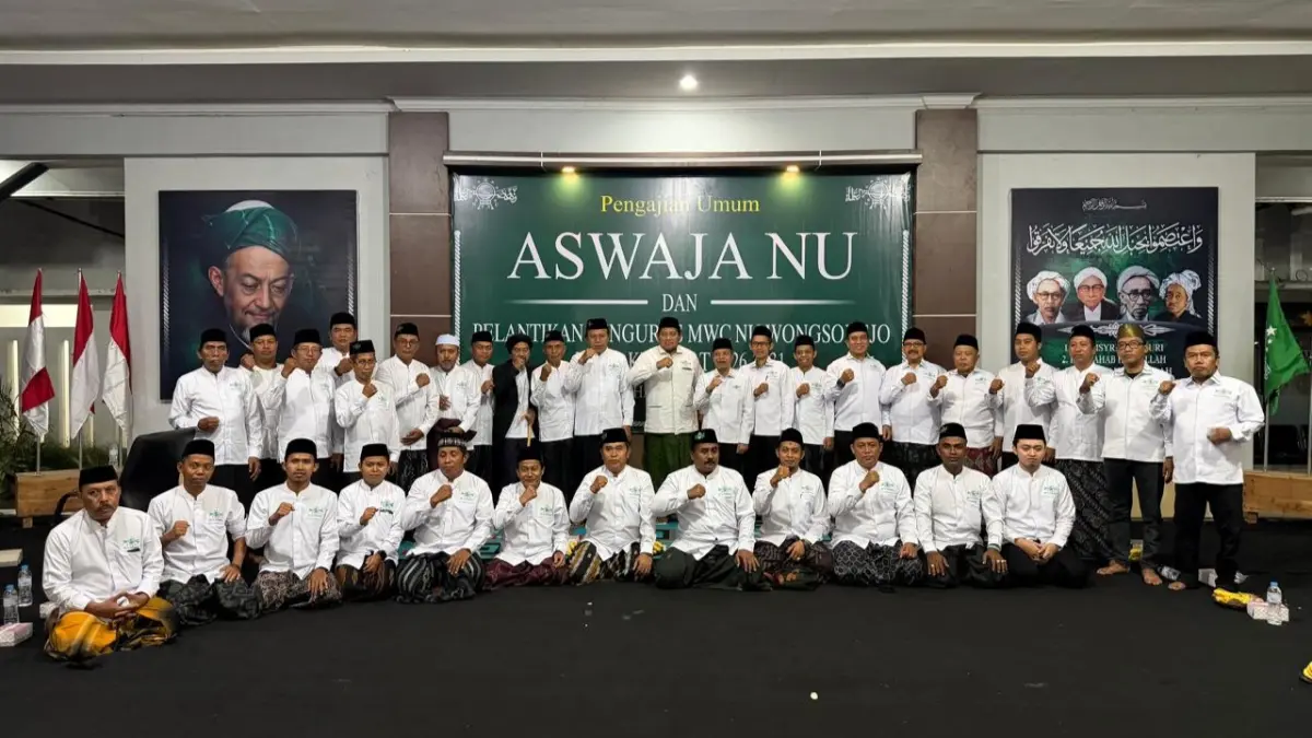 Jajaran pengurus PCNU Banyuwangi yang dipimpin Ketua Tanfidziyah Achmad Turmudzi dan pengurus MWC NU Wongsorejo berfoto bersama dengan Dr KH Abdullah Syamul Arifin usai pelantikan, Minggu malam (7/6). (Syaifuddin/Radar Banyuwangi)