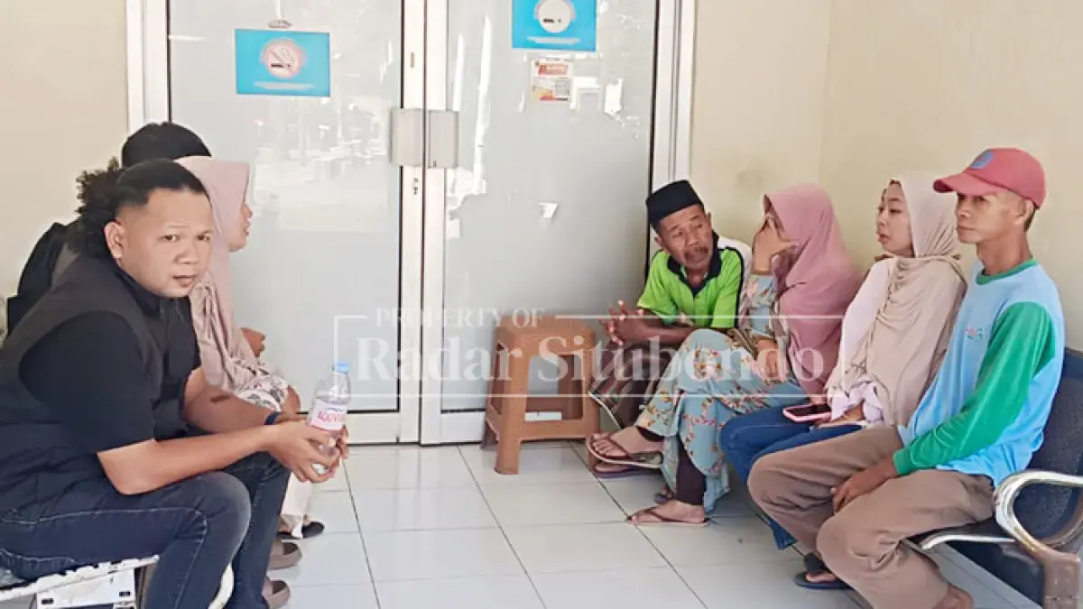Keluarga besar alm. Murtafia Rafika Devi, 34, bidan asal Desa Blitok, Kecamatan Bungatan, sedang menunggu proses otopsi di depan kamar jenazah RSUD Situbondo, Minggu (7/6). (Humaidi/Radar Situbondo)