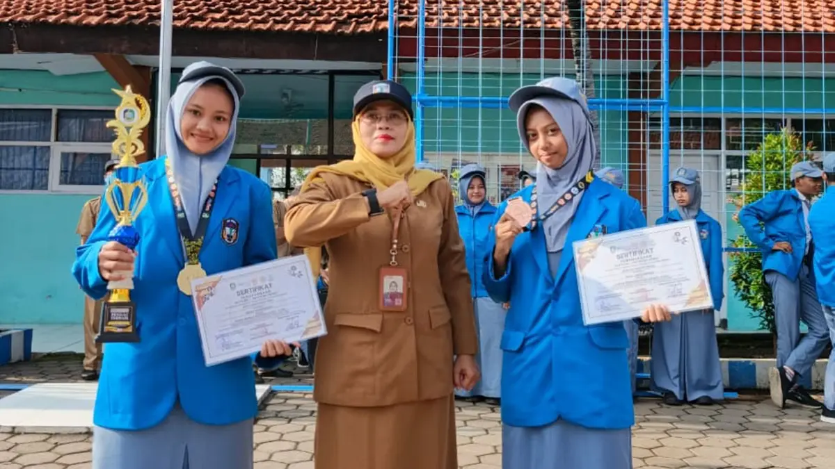 Kepala SMAN 1 Wongsorejo Akhlakul Kharimah (tengah) bersama dua siswi berprestasi yang telah mengharumkan nama sekolah. (SMANJO for Radar Banyuwangi)