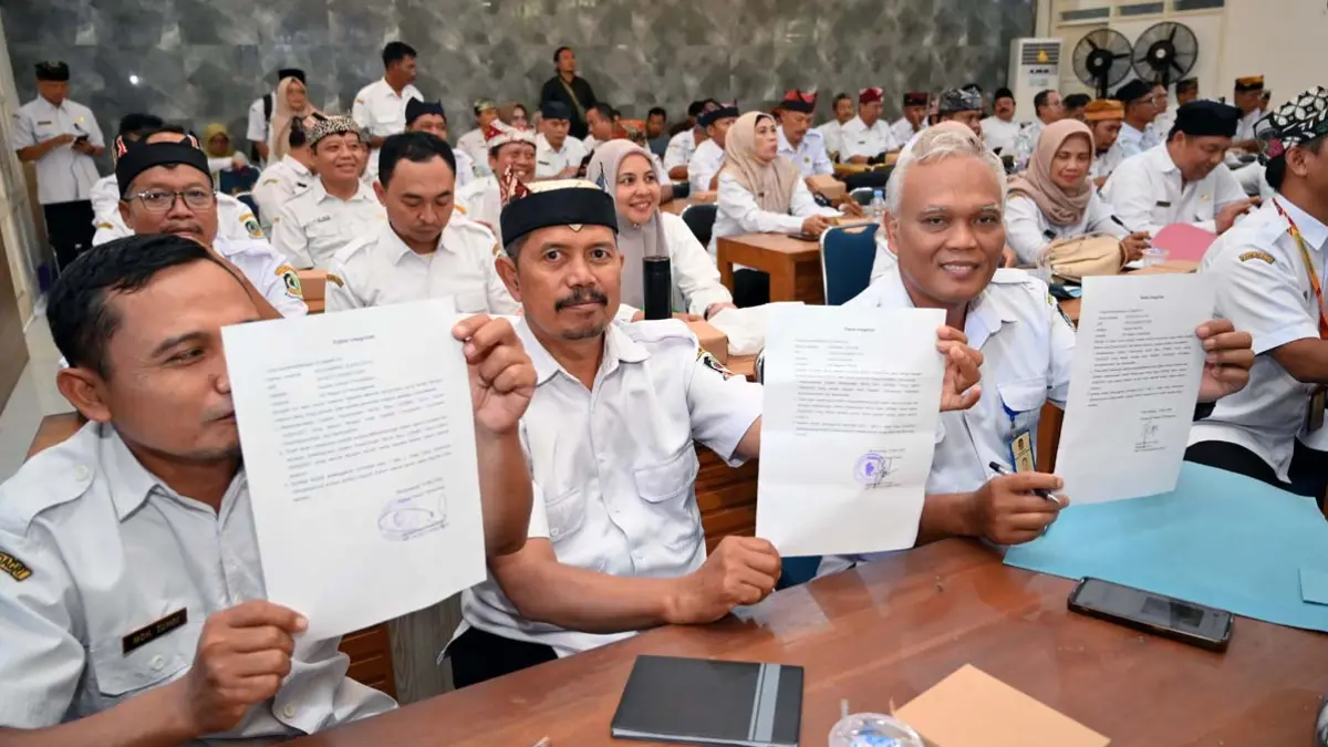 Para kepala sekolah jenjang SD dan SMP menunjukkan pakta integritas pelaksanaan SPMB yang transparan, objektif, dan bebas dari gratifikasi di Aula Dharma Wiyata Dispendik Banyuwangi, pertengahan Mei lalu (13/5). (Ramada Kusuma/Radar Banyuwangi)