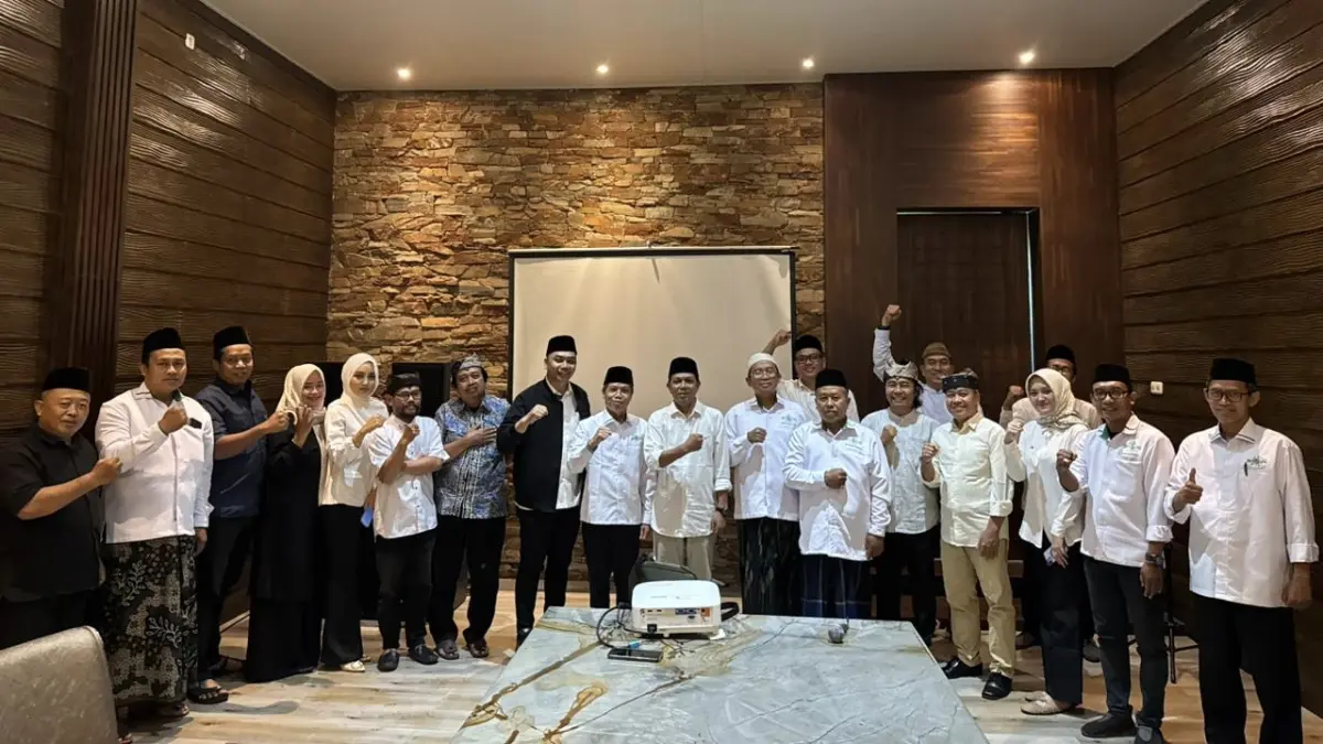 Pengurus Lesbumi yang dinakhodai Imam Maskun dikukuhkan oleh PCNU Banyuwangi di Kafe Hedon Banyuwangi, Senin (8/6/2026). (Haikal untuk Radar Banyuwangi)