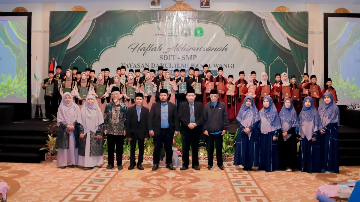 Pengurus yayasan Darul Ilmi bersama dewan guru dan siswi siswi Darul Ilmi usai acara Haflah Akhirussanah di Ballroom Hotel Aston Banyuwangi pada Senin (1/6/2026). (Istimewa)