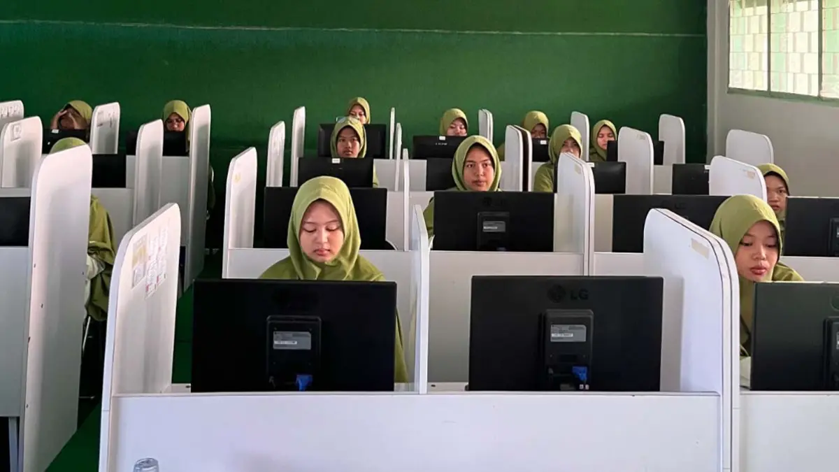 REPRESENTATIF: Siswa SMP Al Isyar memanfaatkan laboratorium komputer untuk menunjang proses belajar mengajar. (DOK.Radar Banyuwangi)