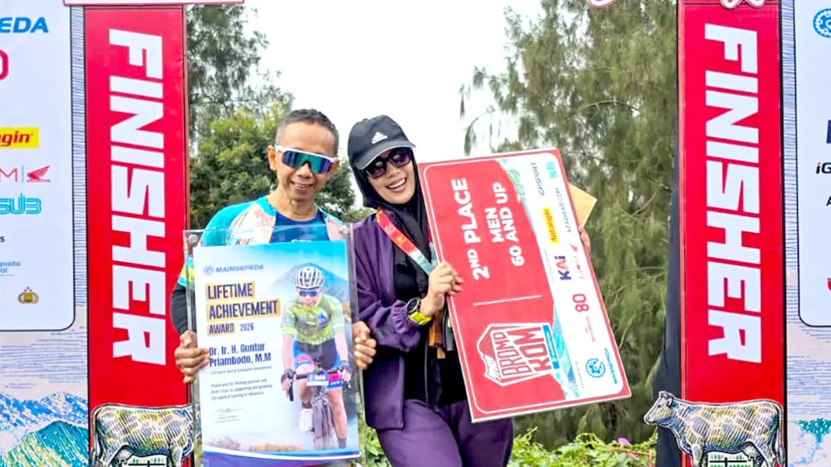 CLIMBING RACE: Guntur Priambodo kembali menunjukkan konsistensinya dalam ajang bergengsi balap sepeda Bromo KOM 2026, Sabtu (6/6). Guntur didampingi sang istri Linna Kurniawati meraih podium II di kelas Men Age 60+ dengan catatan waktu 1 jam 59 menit. (Ramada Kusuma/Radar Banyuwangi)