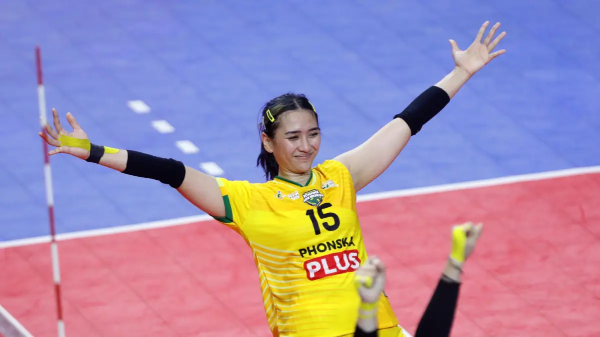 Yolla Yuliana, pevoli putri Petrokimia Gresik Pupuk Indonesia saat berlaga pada pertandingan Livoli di GOR Tawangalun, Banyuwangi, beberapa waktu lalu. (FOTO: ANGGER BONDAN/JAWA POS)