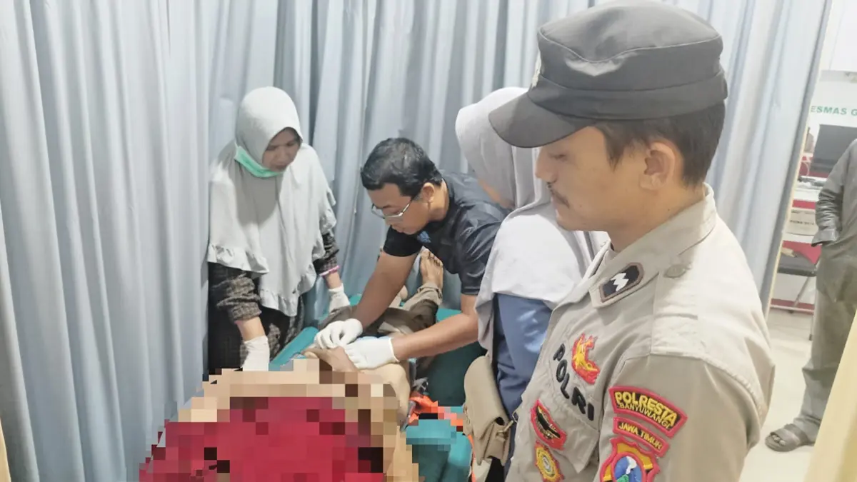 Anggota Polsek Rogojampi bersama tim medis melakukan pemeriksaan pada jenazah pria yang diduga kuat mengakhiri hidupnya sendiri sekitar pukul 18.30 Senin (8/6). (Ocky for Radar Banyuwangi)
