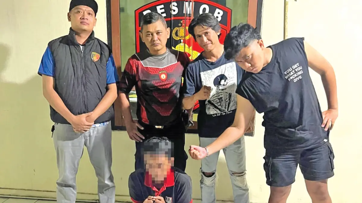 Anggota Reskrim Polsek Srono mengamankan pelaku pencurian di salah satu toko di Desa Wonosobo, Kecamatan Srono, Minggu (7/6). (Andik Suwandana for Radar Banyuwangi)