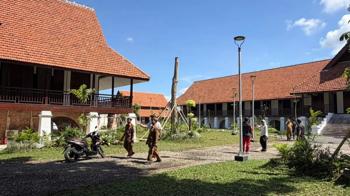 Asisten Pembangunan dan Perekonomian Suratno meninjau proyek revitalisasi Gedung Inggrisan yang pengerjaannya satu paket dengan Pasar Banyuwangi pekan lalu. (Rifai for Radar Banyuwangi)