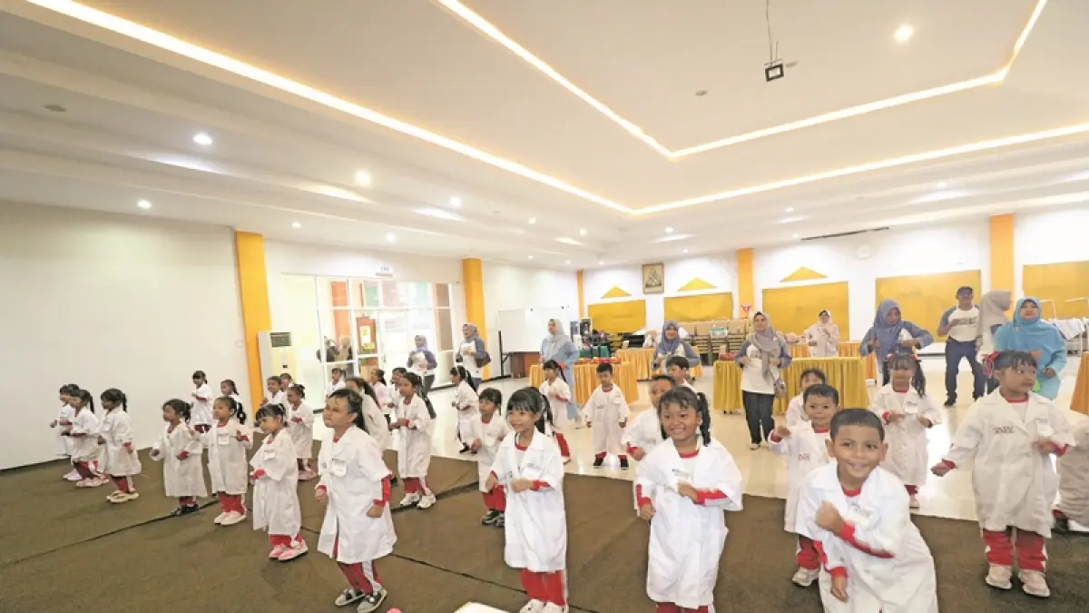 CERIA BERMANFAAT: Sejumlah siswa jenjang Pra TK, TK, hingga SD mengikuti kegiatan sehari menjadi dokcil di Mini Hospital RSAH.(RSAH untuk Raba)