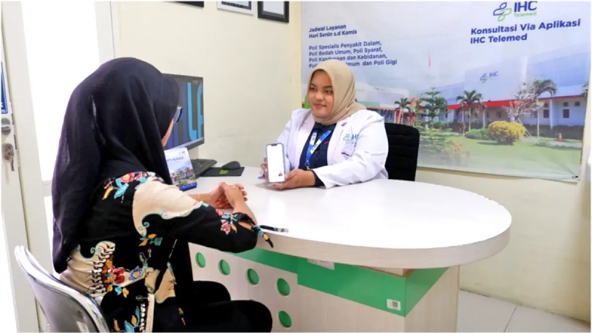 DIGITALISASI: Dokter vaksinator RSU Bhakti Husada sedang menjelaskan terkait e-ICV atau sertifikat vaksin elektronik setelah melakukan vaksin meningitis.(RSU Bhakti Husada untuk Raba)