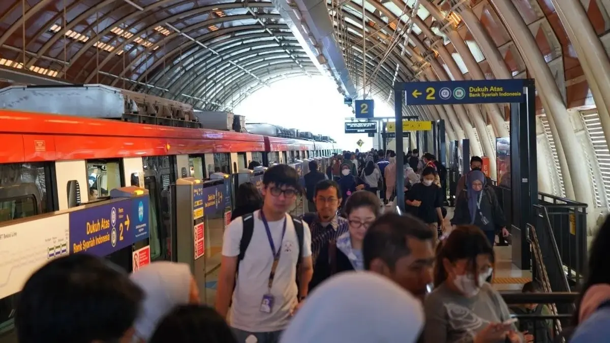 KAI menguji tambahan perjalanan LRT Jabodebek pada jam sibuk pagi. (Antara)